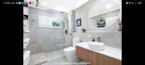 Bathroom - Bridge free waterfront Escape (Runaway Bay)