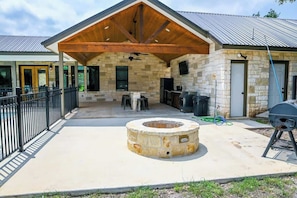 Terrace/patio - Living Life ~ Frio River Access ~ Private Pool (Concan)
