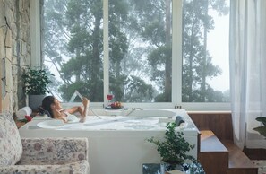 Luxury Double Room, Mountain View | Spa - 1924 Clock House Munnar (Munnar)