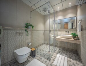 Luxury Double Room, Mountain View | Bathroom - 1924 Clock House Munnar (Munnar)