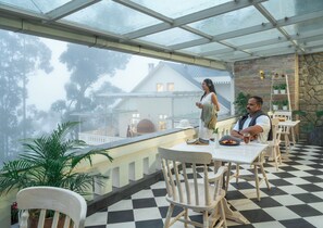 Outdoor dining - 1924 Clock House Munnar (Munnar)