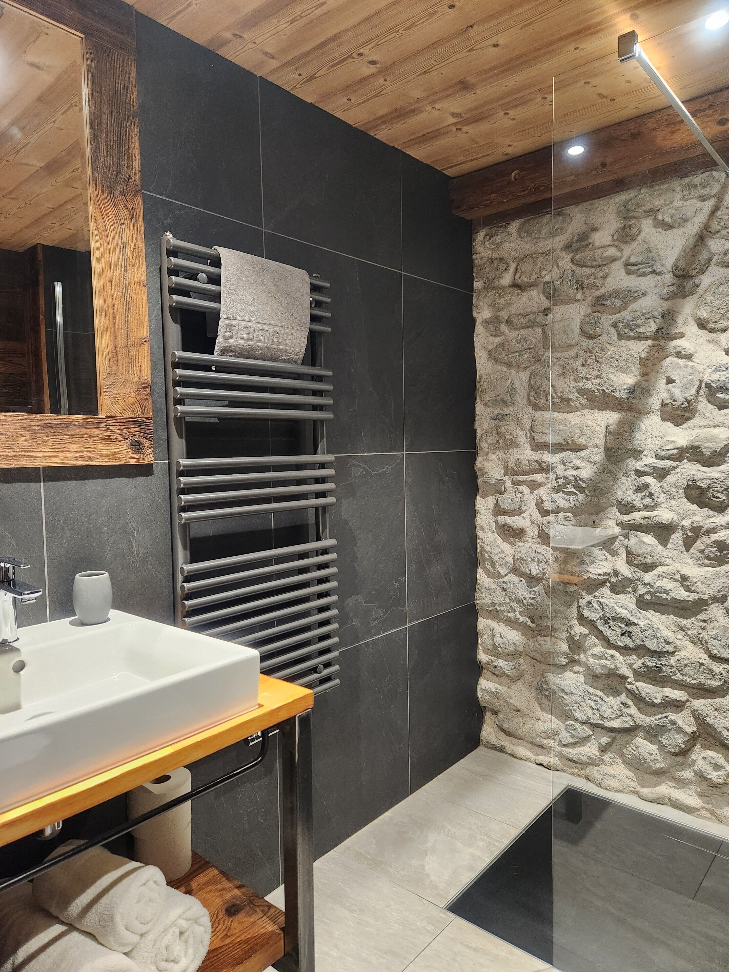 Douche, sèche-cheveux, serviettes fournies