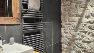 Douche, sèche-cheveux, serviettes fournies