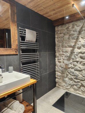 Bathroom - Chalet Cannelle Deluxe Feather Room with Mountain View, Private Balcony & Wi-Fi (La Chapelle-d'Abondance)