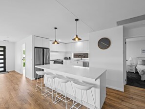 Wasserkocher mit Kaffee-/Teezubehör, Kühlschrank, Mikrowelle, Ofen