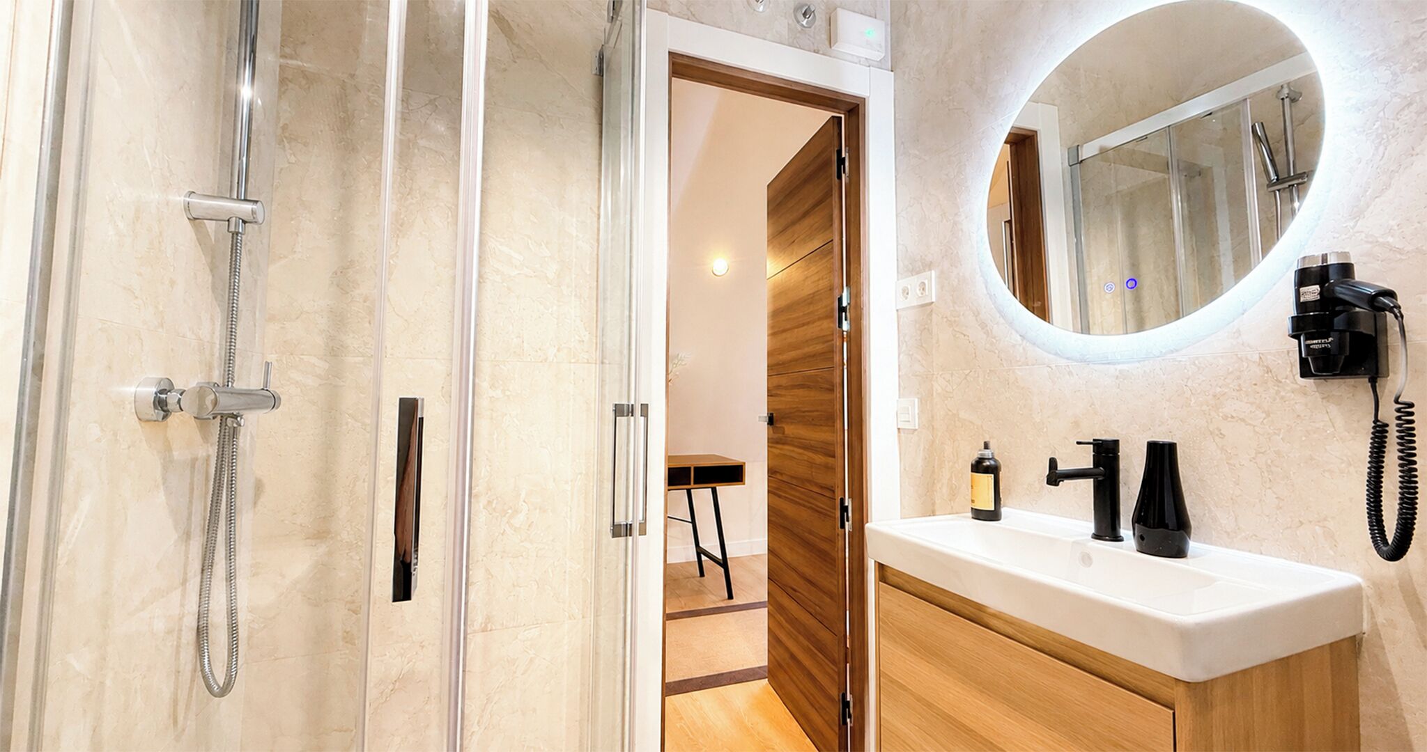 Tweepersoonskamer, uitzicht op de stad | Badkamer | Een haardroger, handdoeken, zeep, shampoo