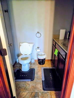 Een douche, handdoeken, zeep, toiletpapier