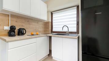 Fridge, microwave, stovetop, dishwasher