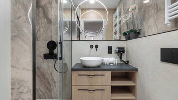 Dusche, Haartrockner, Handtücher, Shampoo