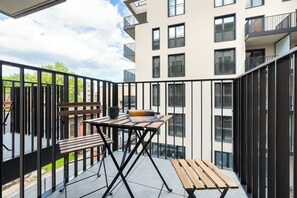 Outdoor dining - Beige Studio with Balcony | By the River (Szczecin)