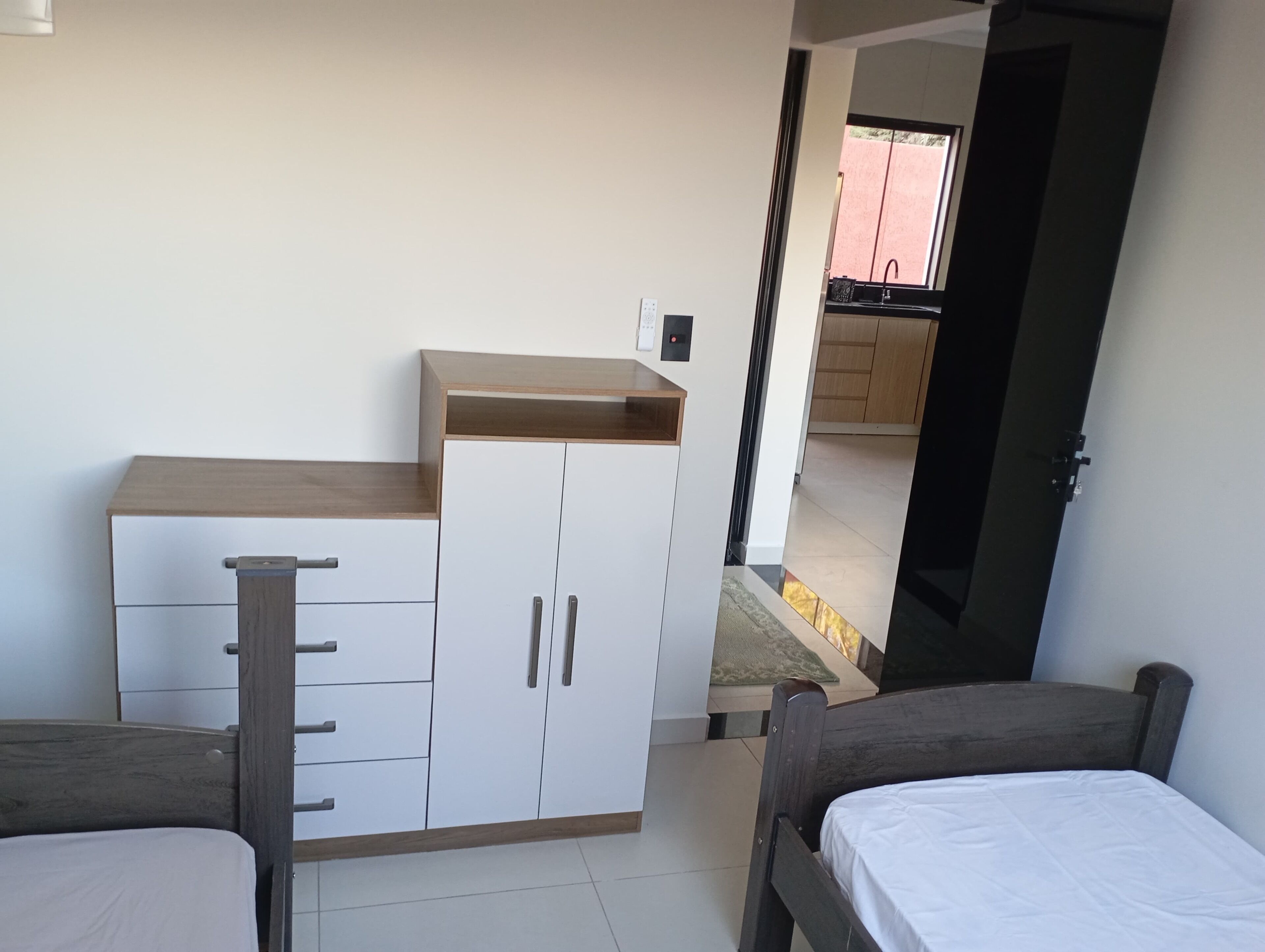 2 quartos, ferros/tábuas de passar roupa, roupa de cama