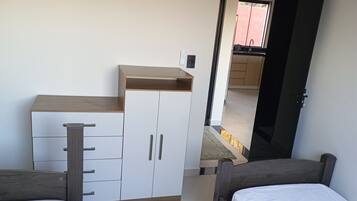 2 quartos, ferros/tábuas de passar roupa, roupa de cama