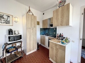 Wasserkocher mit Kaffee-/Teezubehör, Kühlschrank, Mikrowelle, Ofen