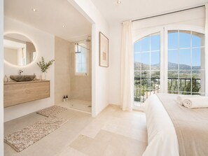 Iron/ironing board, free WiFi, bed sheets - Frontline Golf Villa in the stunning La Cala Golf. Perfect for families and golfers! (Mijas)