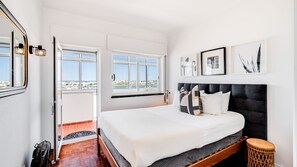 Room - Sunny 3Bdr Flat in Portimão by LovelyStay (Portimão)