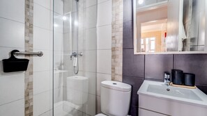 Bathroom - Sunny 3Bdr Flat in Portimão by LovelyStay (Portimão)