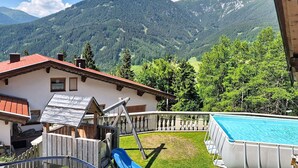 Ein Haus mit Pool, Rutsche und Bergblick.