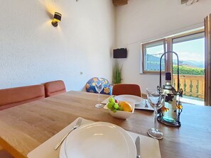 Dining - Lovely apartment for 2 guests with WIFI, TV, balcony and panoramic view (Navis)