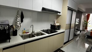 Uma cozinha moderna com fogão a gás, pia e forno embutido.