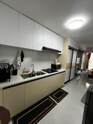 Studio Suite tiện nghi đơn giản | Bếp riêng | Tủ lạnh, lò vi sóng, dụng cụ nấu nướng/bát dĩa/dao nĩa 
