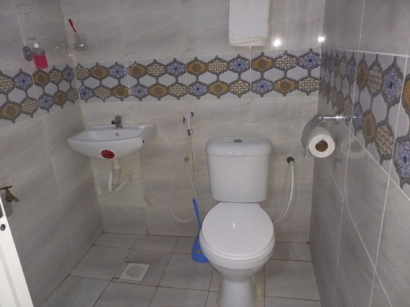 تجهيزات دش، خف للقدمين، مناشف، صابون