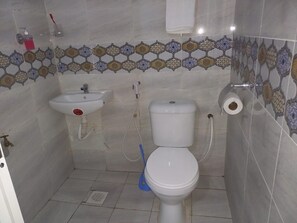 تجهيزات دش، خف للقدمين، مناشف، صابون