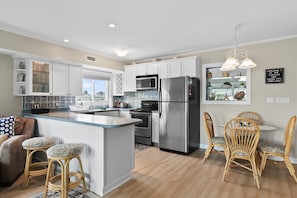 Fridge, microwave, oven, stovetop - El Rosa 304 by Seaside Vacations & Sales (Ocean City)