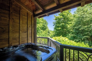 Outdoor spa tub - Rookery-High-Rollers, Hiking & Hot Tubs–Ultimate Motorcycle-Friendly Retreat! (Whittier)