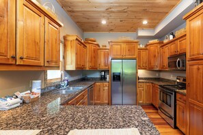 Coffee/tea maker, fridge, microwave, oven - Rookery-High-Rollers, Hiking & Hot Tubs–Ultimate Motorcycle-Friendly Retreat! (Whittier)