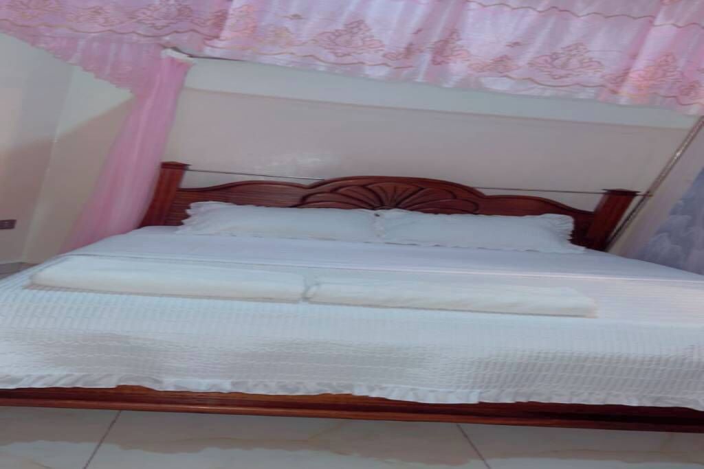 Quarto casal clássico, sacada, vista para o jardim | Cofres nos quartos, escrivaninha, cortinas blackout