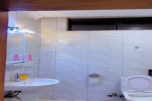 Quarto casal clássico, sacada, vista para o jardim | Banheiro | Chuveiro, produtos de toalete grátis