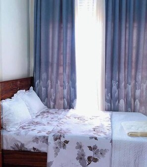 Cofres nos quartos, escrivaninha, cortinas blackout