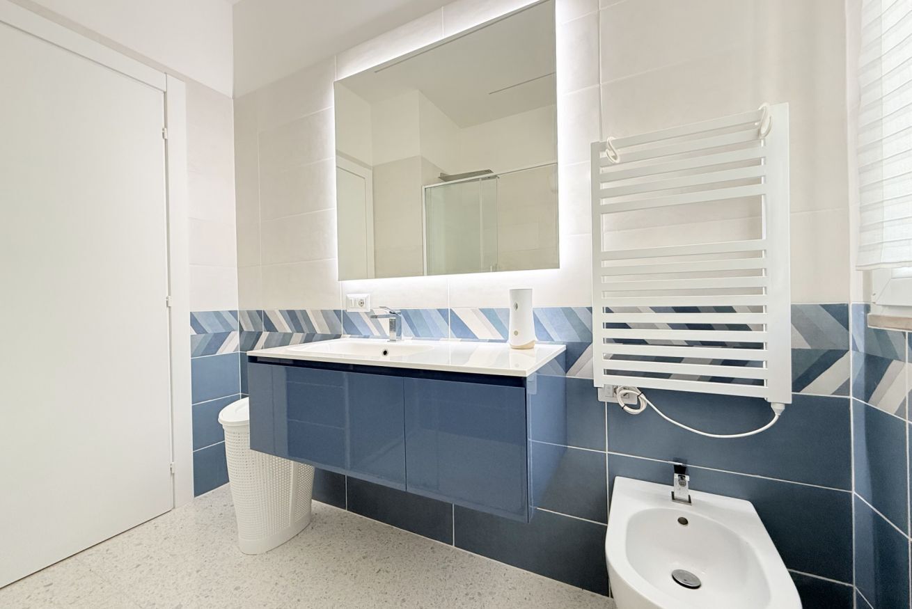 Shower, bidet, towels