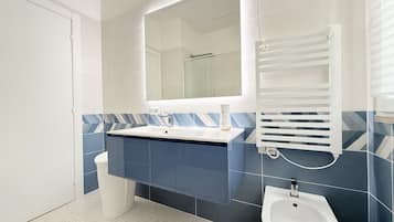 Shower, bidet, towels