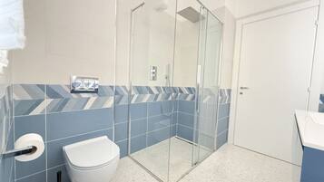 Doccia, bidet, asciugamani