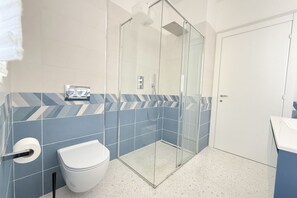 Dusche, Bidet, Handtücher
