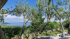 Outdoor seating chairs, a stone wall, and a view of the sea. - Stunning private villa for 6 guests with A/C, WIFI, TV and terrace (Pazin)