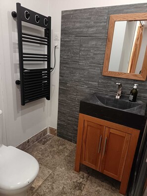 Sèche-cheveux, serviettes fournies, savon, papier toilette