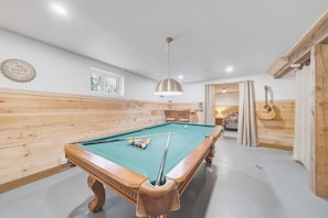 Game room - Spa, Pool Table & Nature | Chalet de la riviere (Saint-Alexis-des-Monts)
