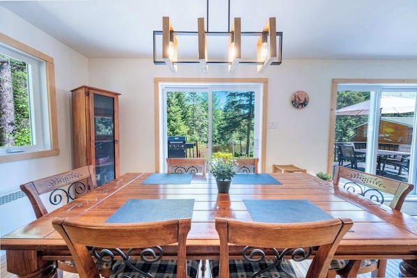 Dining - Spa, Pool Table & Nature | Chalet de la riviere (Saint-Alexis-des-Monts)