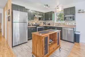 Coffee/tea maker, fridge, microwave, oven - Spa, Pool Table & Nature | Chalet de la riviere (Saint-Alexis-des-Monts)