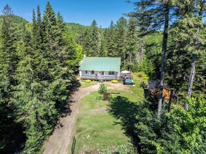 Exterior - Spa, Pool Table & Nature | Chalet de la riviere (Saint-Alexis-des-Monts)