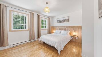 2 bedrooms, travel crib, WiFi, bed sheets