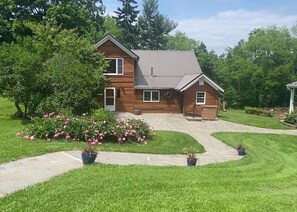 Exterior - Finger Lakes Chalets Farmhouse Annex in Canandaigua up the hill from the Lake (Canandaigua)