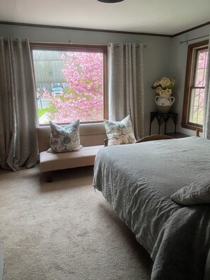 1 bedroom, WiFi, bed sheets - Finger Lakes Chalets Farmhouse Annex in Canandaigua up the hill from the Lake (Canandaigua)