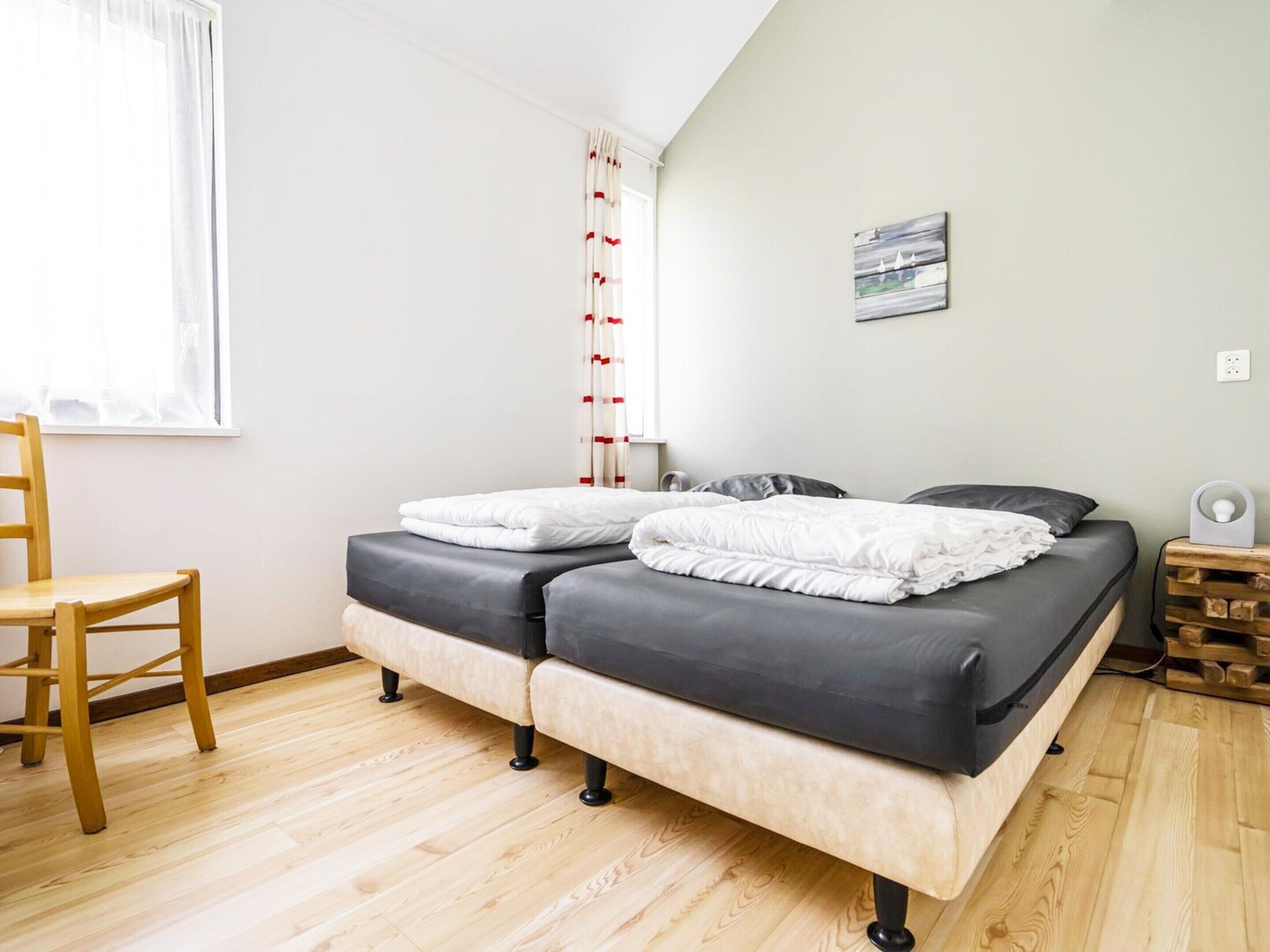3 bedrooms, individually furnished, laptop workspace, bed sheets