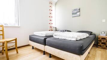 3 bedrooms, individually furnished, laptop workspace, bed sheets