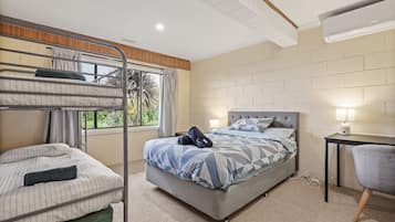 Iron/ironing board, travel cot, Internet