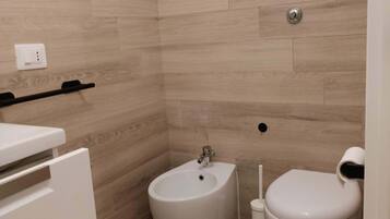 Douche, sèche-cheveux, bidet, serviettes fournies