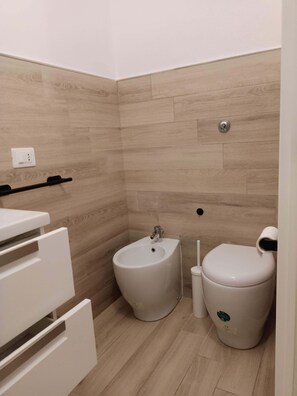 Dusche, Haartrockner, Bidet, Handtücher